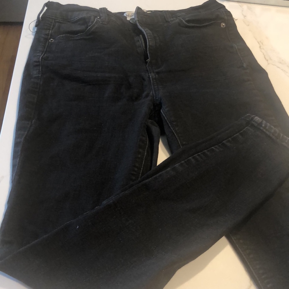 Black stretchy juniors jeans inner seam is 26 inches. In great condition.